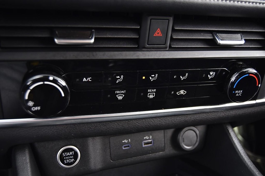 Nissan Rogue Vehicle Image 14