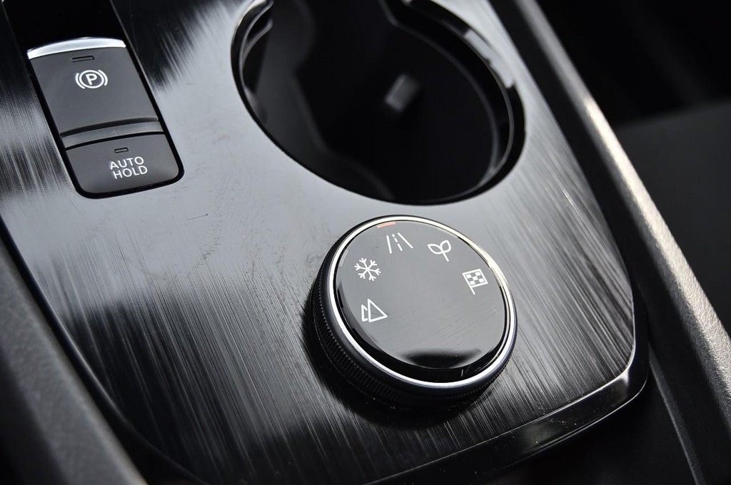 Nissan Rogue Vehicle Image 16