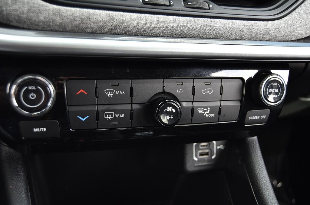 Jeep Compass Vehicle Image 16