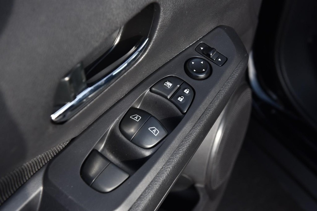 Nissan Kicks Vehicle Image 08