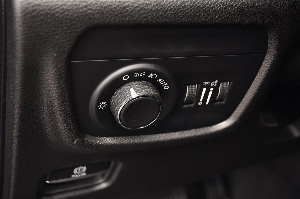 Jeep Grand Cherokee L Vehicle Image 11