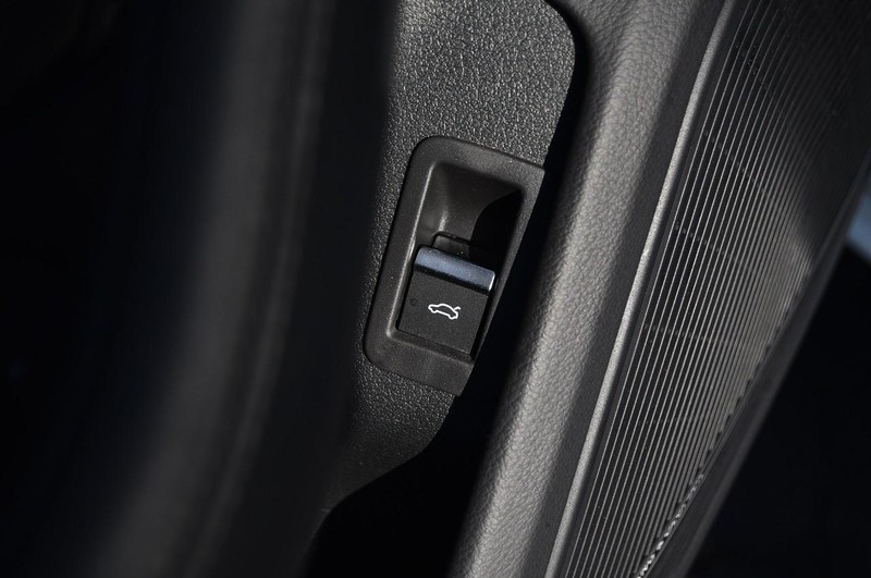 Audi A4 Sedan Vehicle Full-screen Gallery Image 9