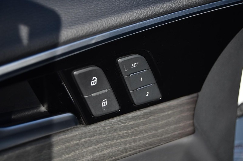 Audi A4 Sedan Vehicle Full-screen Gallery Image 10