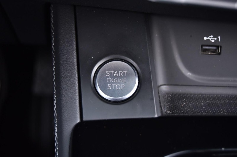 Audi A4 Sedan Vehicle Full-screen Gallery Image 18