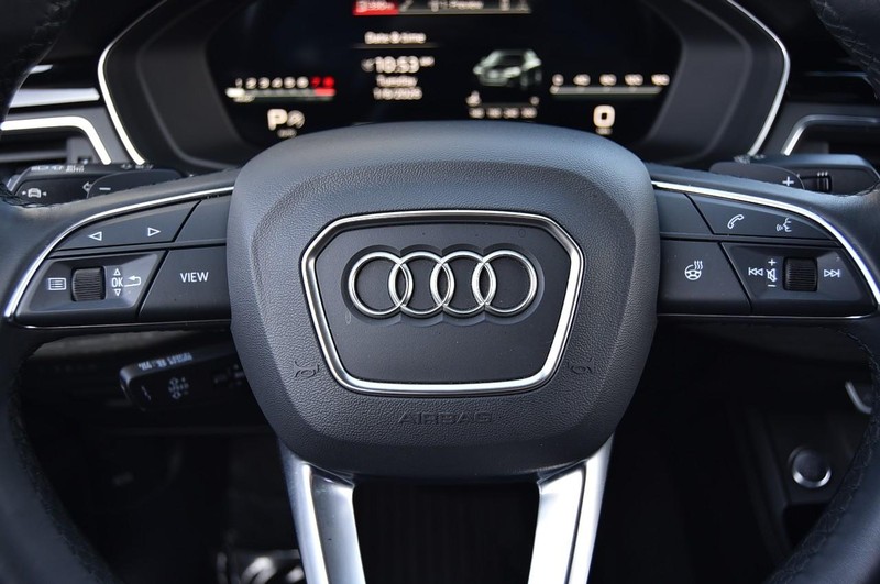 Audi A4 Sedan Vehicle Full-screen Gallery Image 19