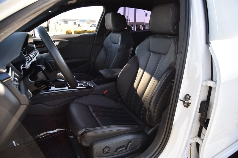 Audi A4 Sedan Vehicle Full-screen Gallery Image 20