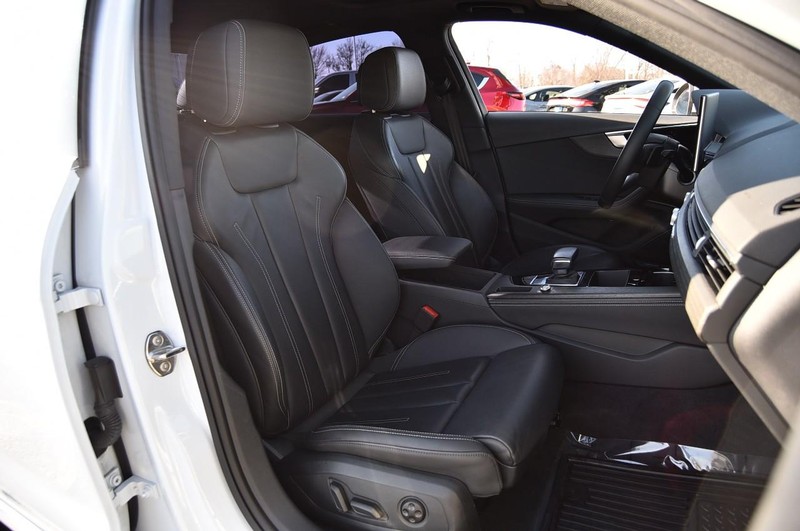 Audi A4 Sedan Vehicle Full-screen Gallery Image 21