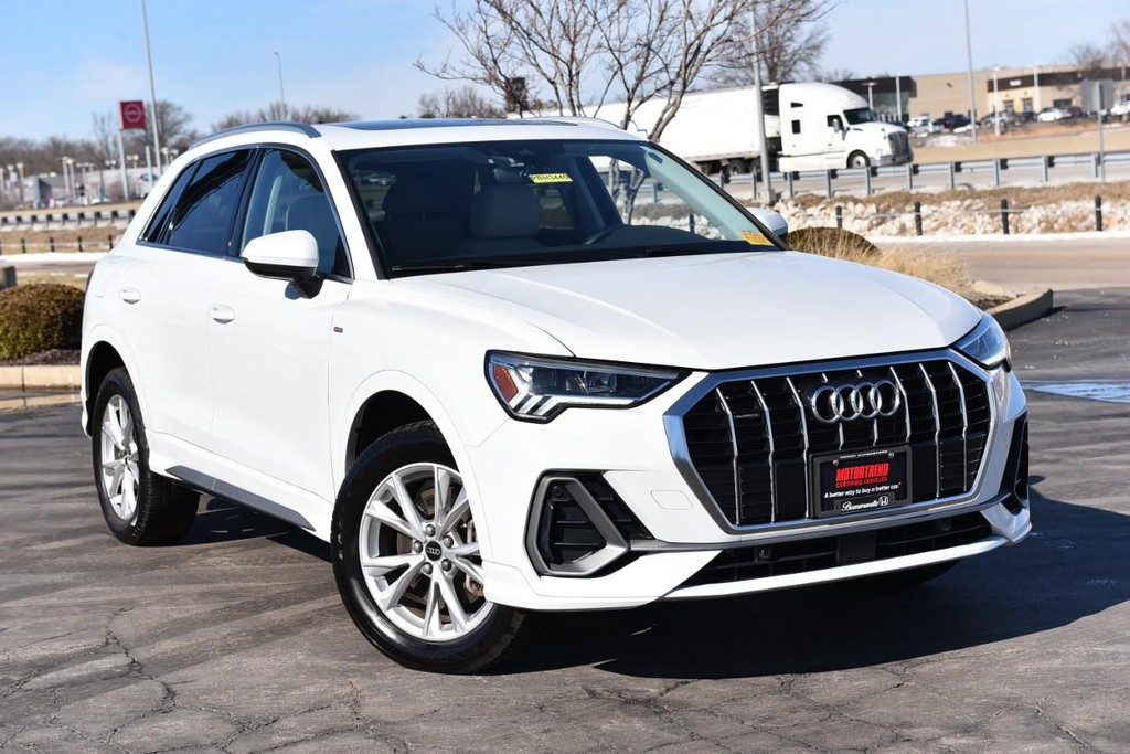 Audi Q3 Vehicle Full-screen Gallery Image 2