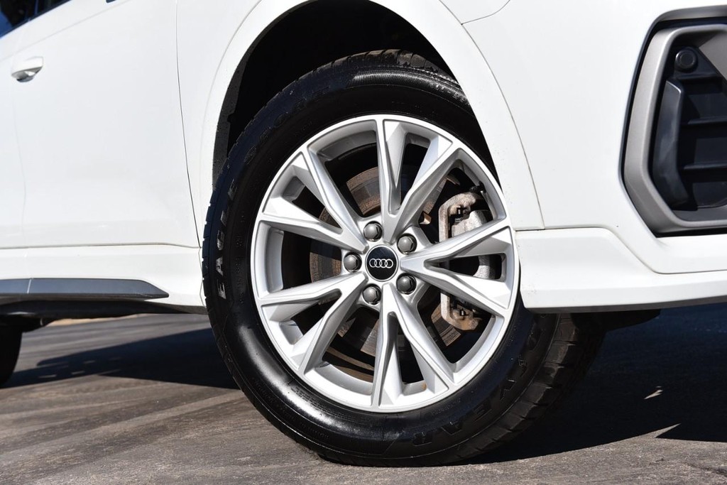 Audi Q3 Vehicle Full-screen Gallery Image 3