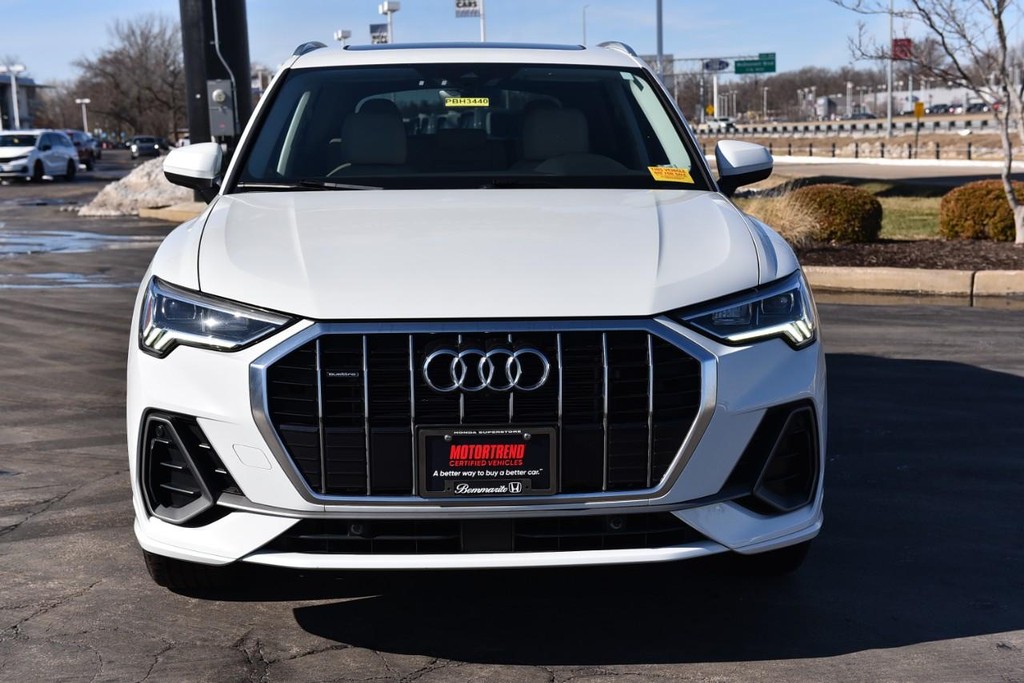 Audi Q3 Vehicle Full-screen Gallery Image 4