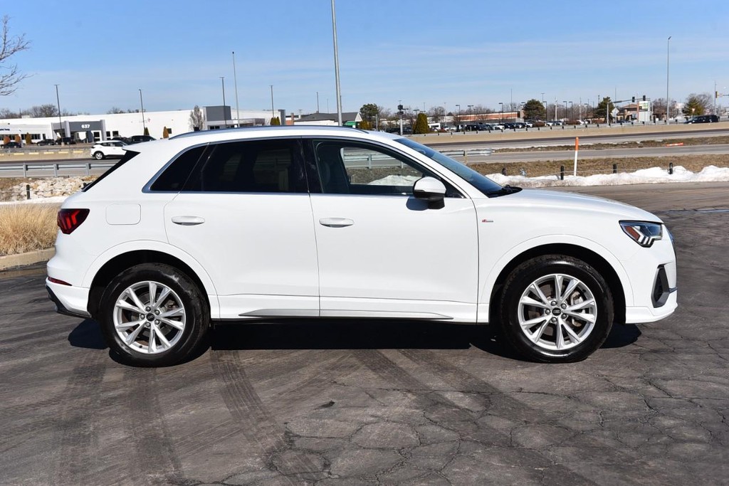 Audi Q3 Vehicle Full-screen Gallery Image 5