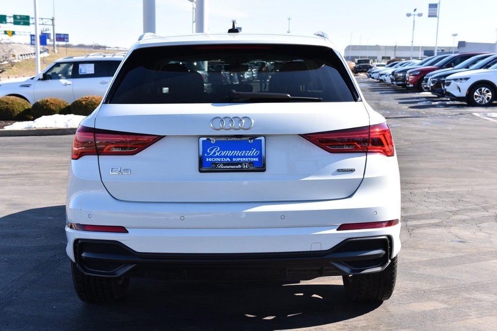 Audi Q3 Vehicle Full-screen Gallery Image 6