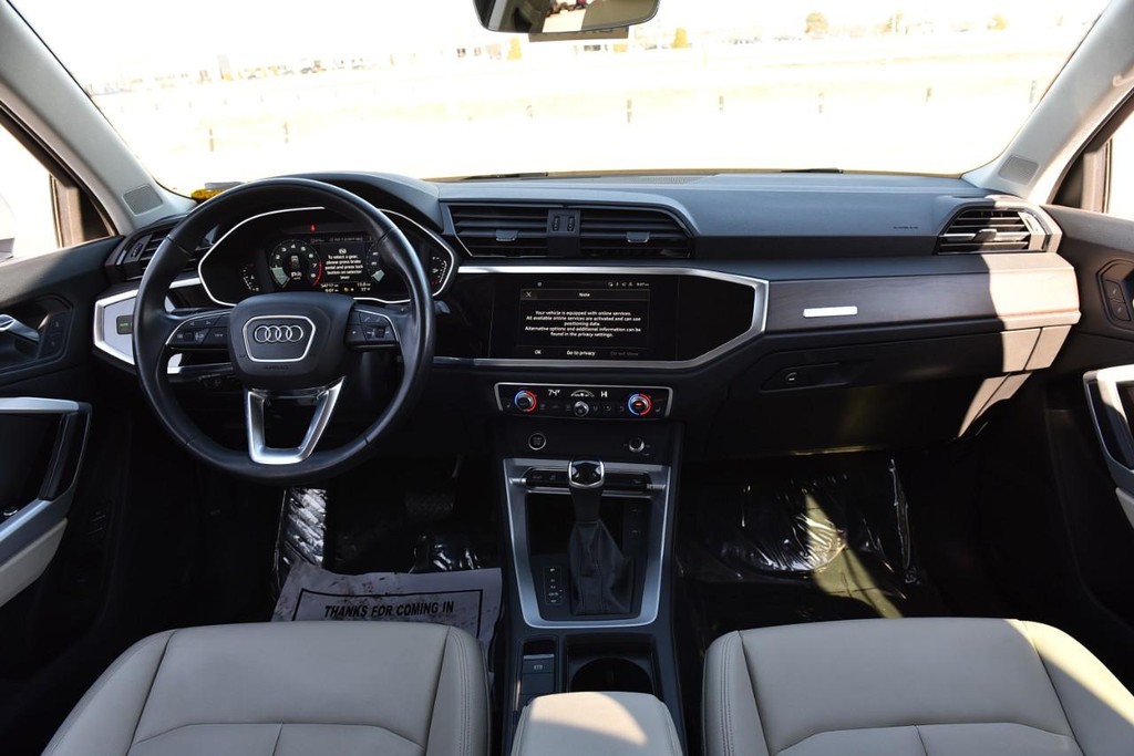 Audi Q3 Vehicle Full-screen Gallery Image 7