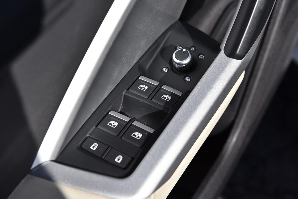 Audi Q3 Vehicle Full-screen Gallery Image 8