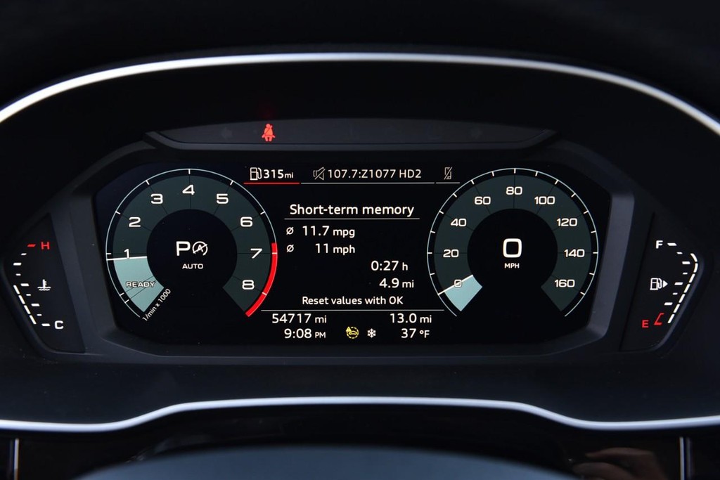 Audi Q3 Vehicle Full-screen Gallery Image 11