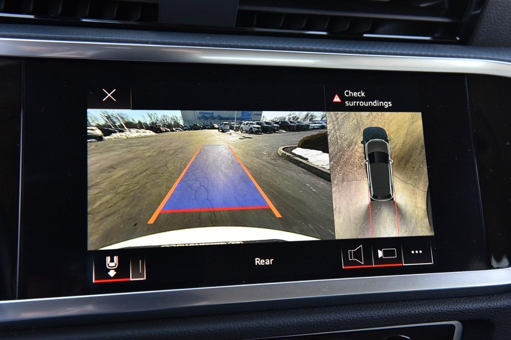 Audi Q3 Vehicle Full-screen Gallery Image 12