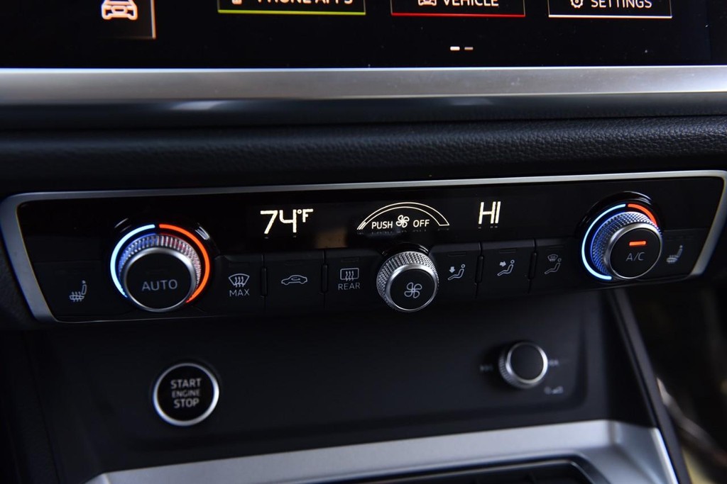 Audi Q3 Vehicle Full-screen Gallery Image 15