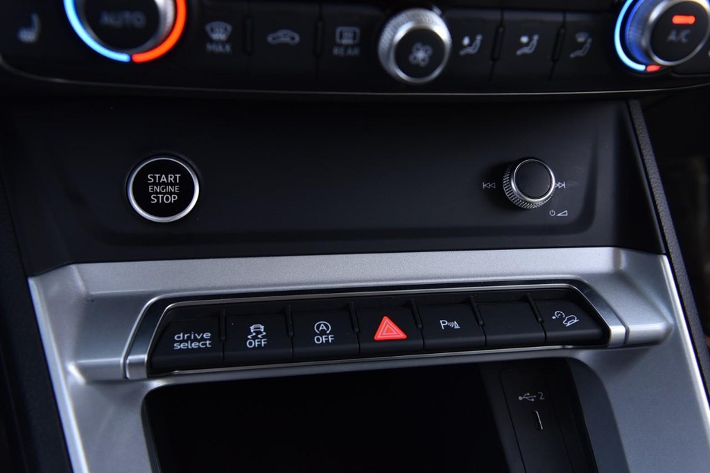 Audi Q3 Vehicle Full-screen Gallery Image 16