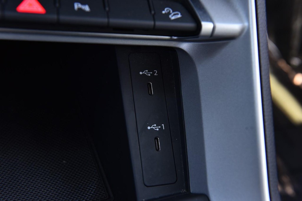 Audi Q3 Vehicle Full-screen Gallery Image 17