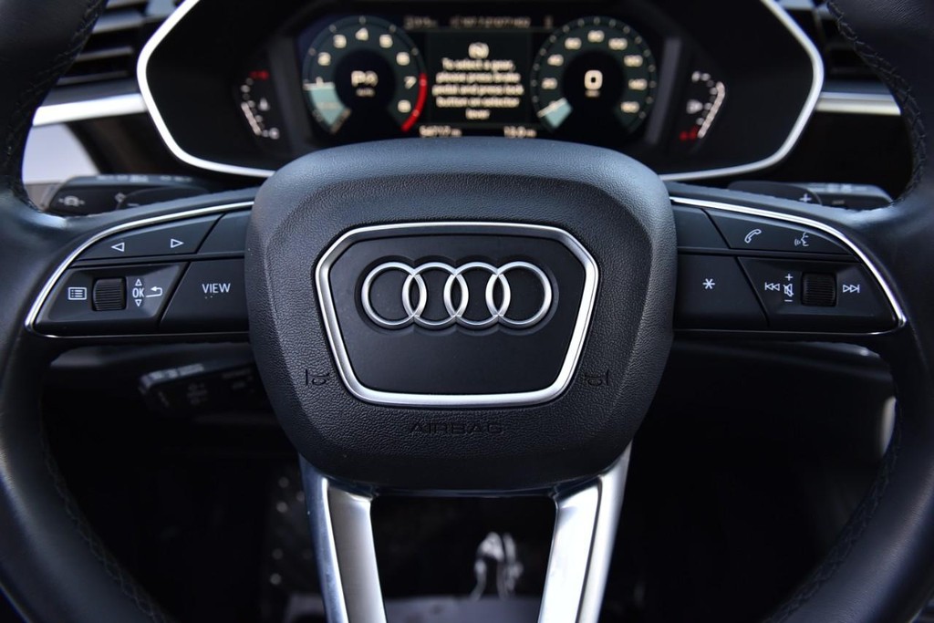 Audi Q3 Vehicle Full-screen Gallery Image 18