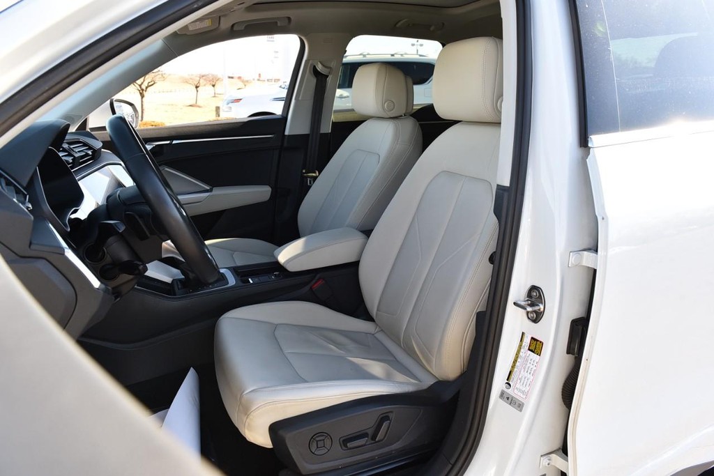 Audi Q3 Vehicle Full-screen Gallery Image 19