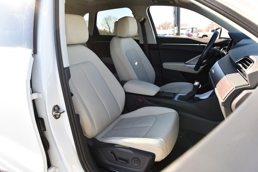 Audi Q3 Vehicle Full-screen Gallery Image 20