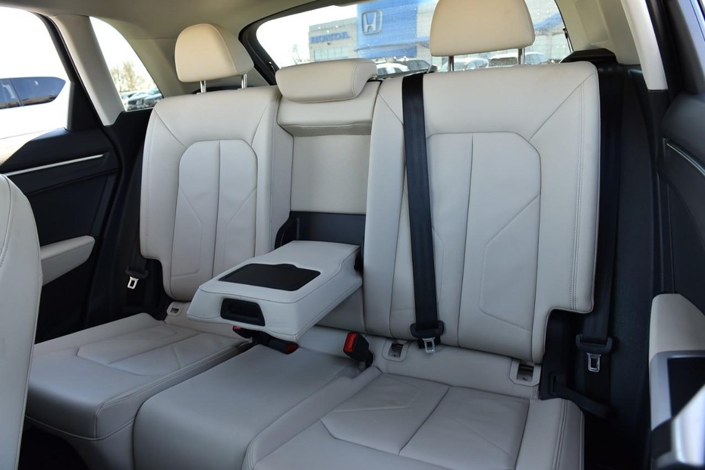 Audi Q3 Vehicle Full-screen Gallery Image 22