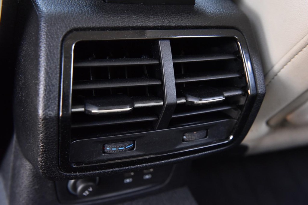 Audi Q3 Vehicle Full-screen Gallery Image 23