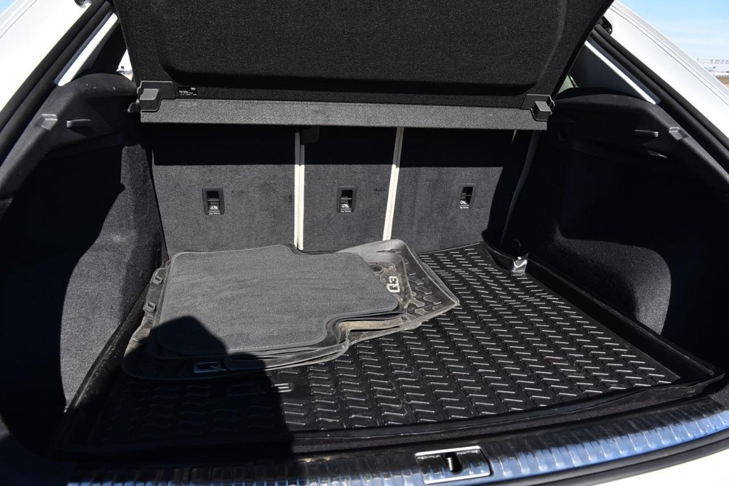 Audi Q3 Vehicle Full-screen Gallery Image 25