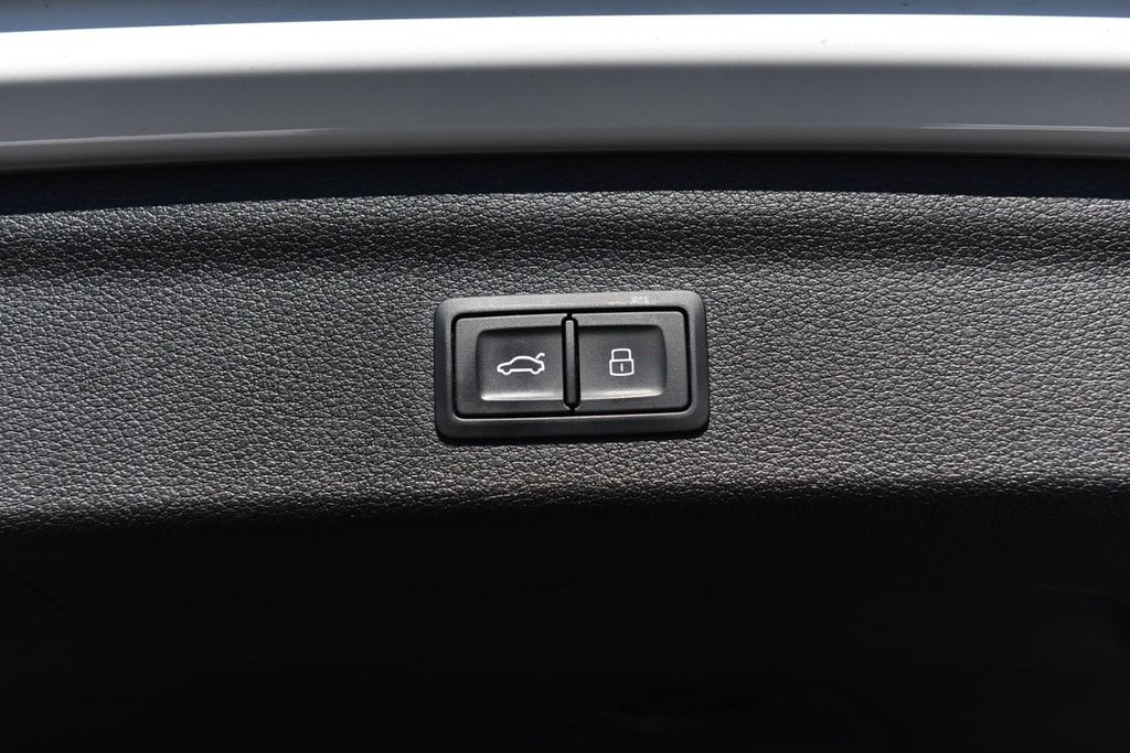 Audi Q3 Vehicle Full-screen Gallery Image 26