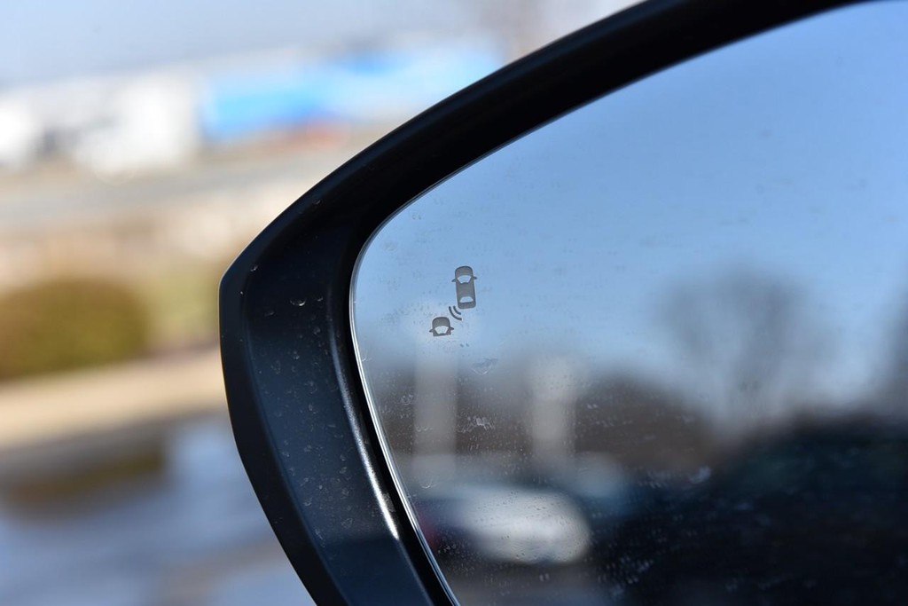 Honda Civic Hatchback Vehicle Image 09