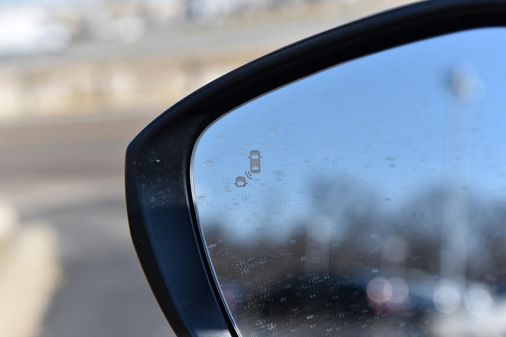 Honda Civic Hatchback Hybrid Vehicle Image 09