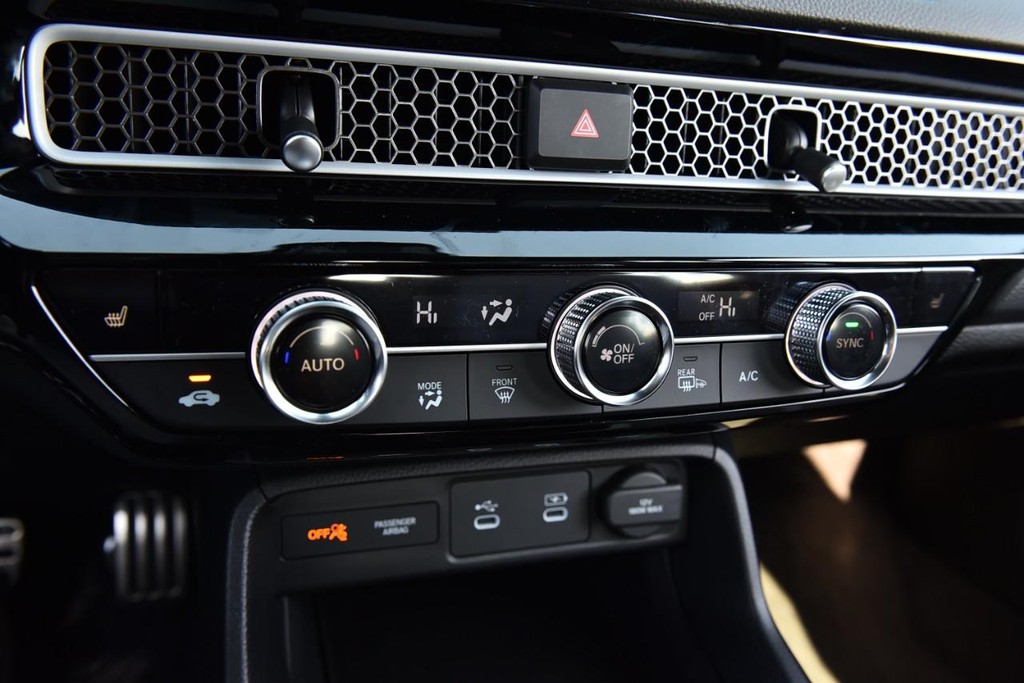 Honda Civic Hatchback Hybrid Vehicle Image 15