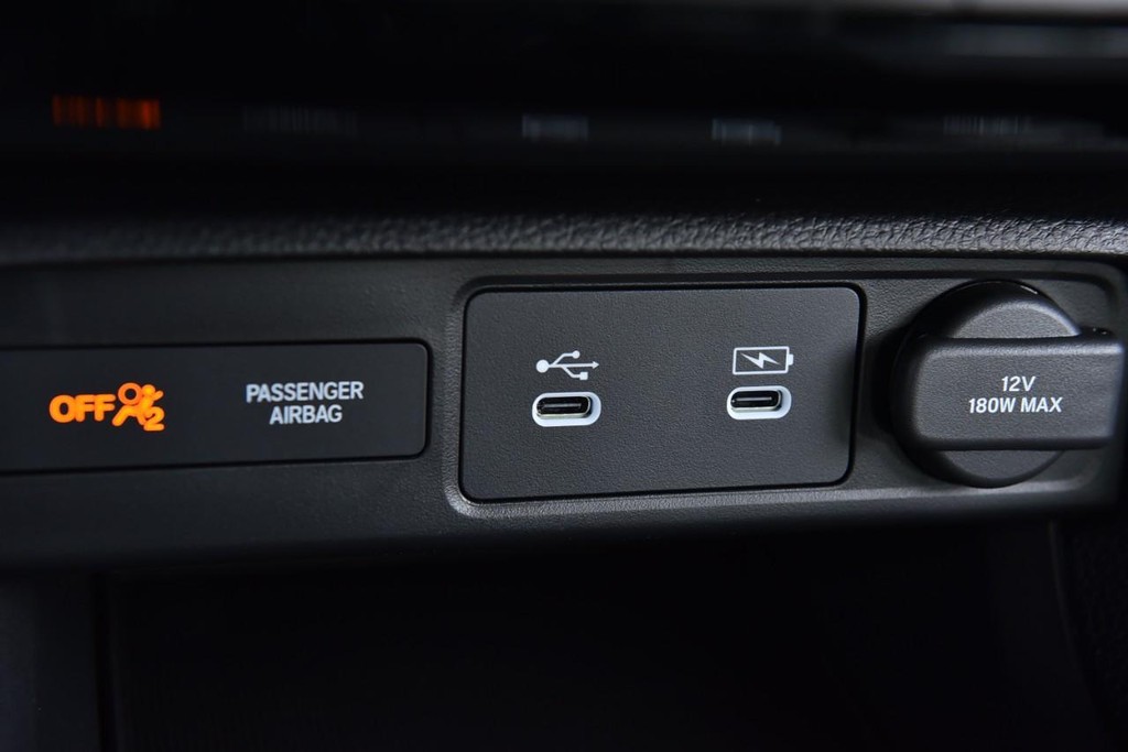 Honda Civic Hatchback Hybrid Vehicle Image 16