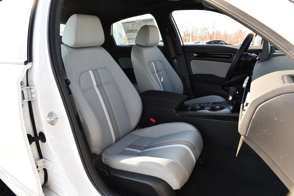 Honda Civic Hatchback Hybrid Vehicle Image 21