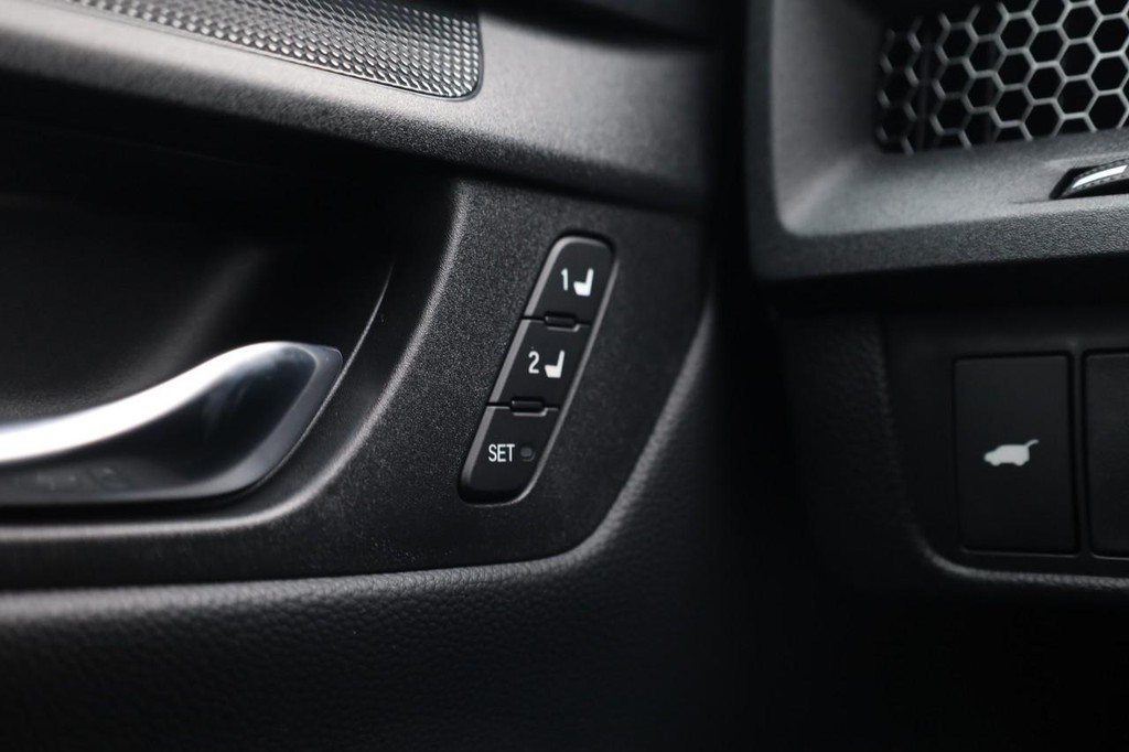 Honda CR-V Hybrid Vehicle Image 17