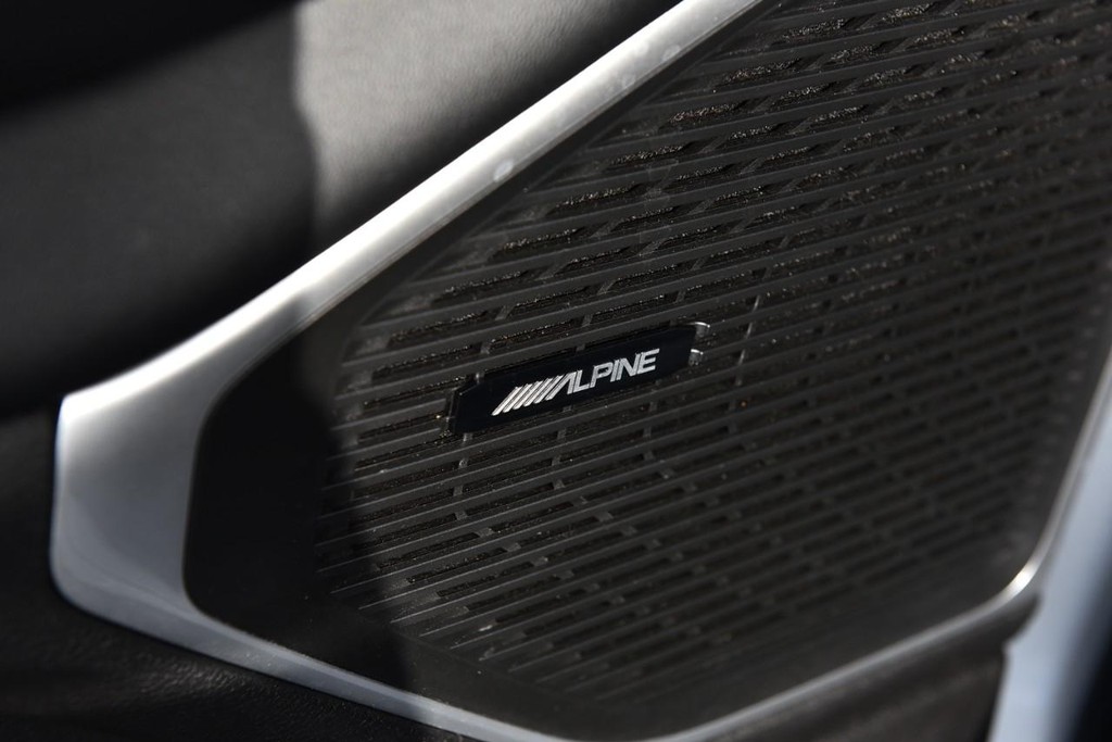 Jeep Wagoneer Vehicle Image 09