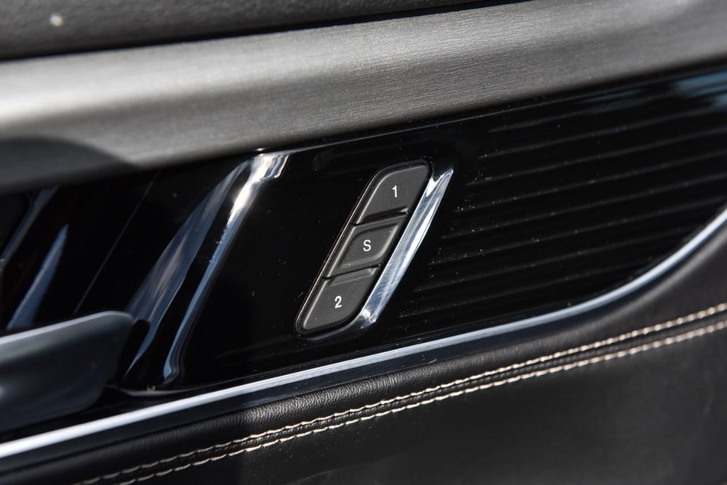 Jeep Wagoneer Vehicle Image 10