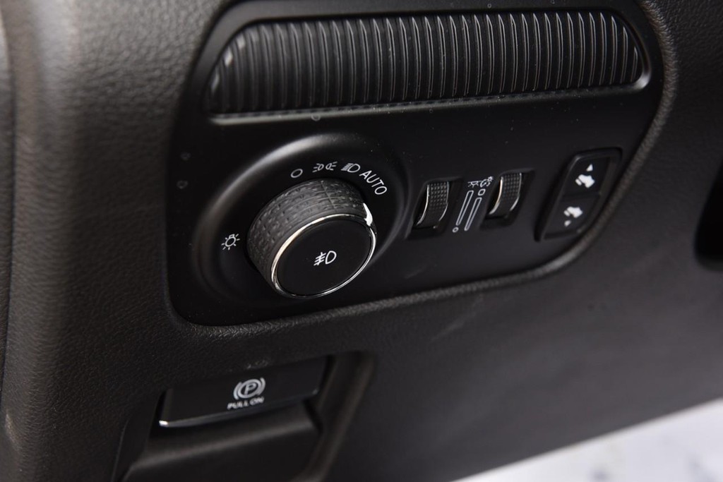 Jeep Wagoneer Vehicle Image 13