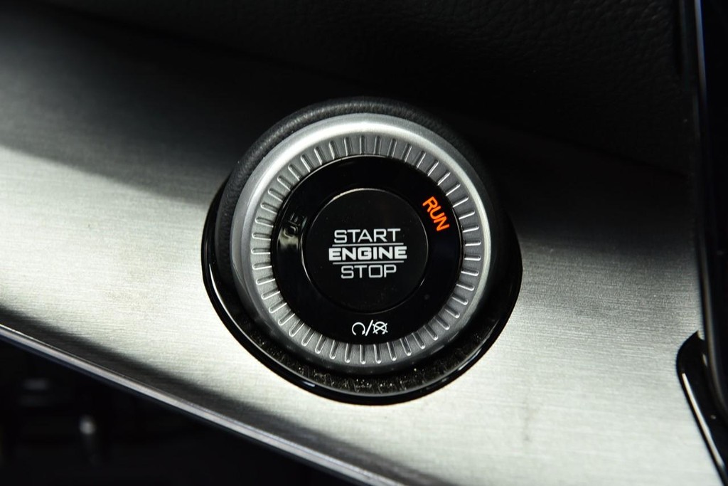 Jeep Wagoneer Vehicle Image 17