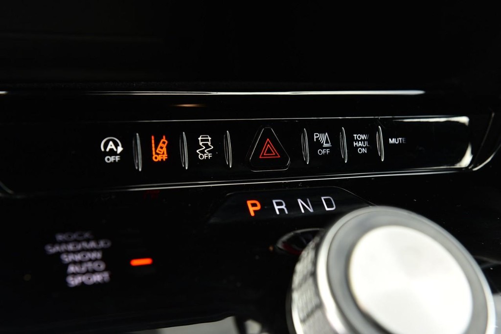 Jeep Wagoneer Vehicle Image 18