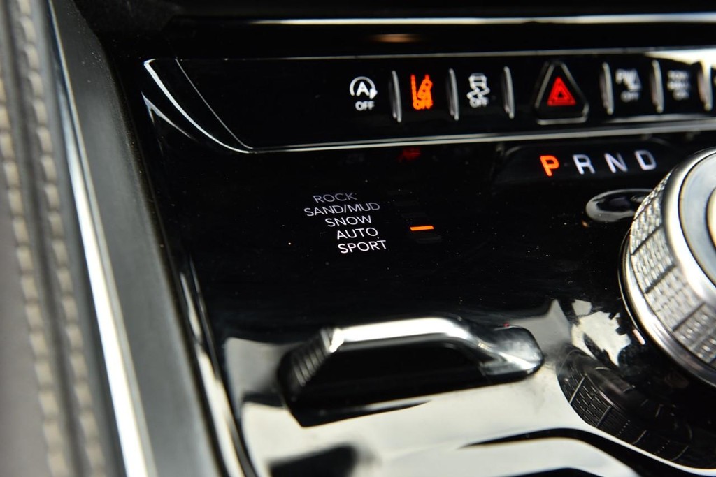 Jeep Wagoneer Vehicle Image 19