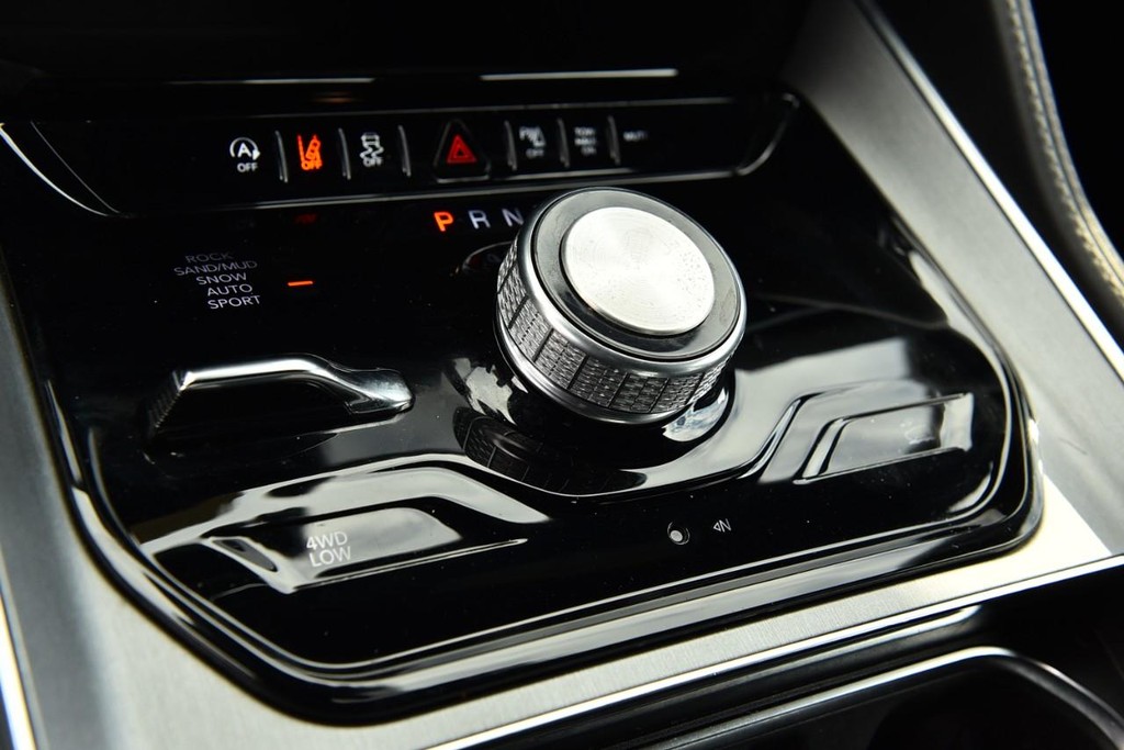 Jeep Wagoneer Vehicle Image 20