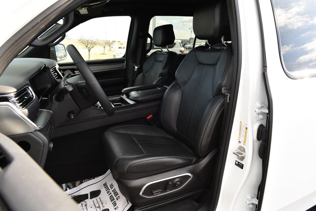 Jeep Wagoneer Vehicle Image 22