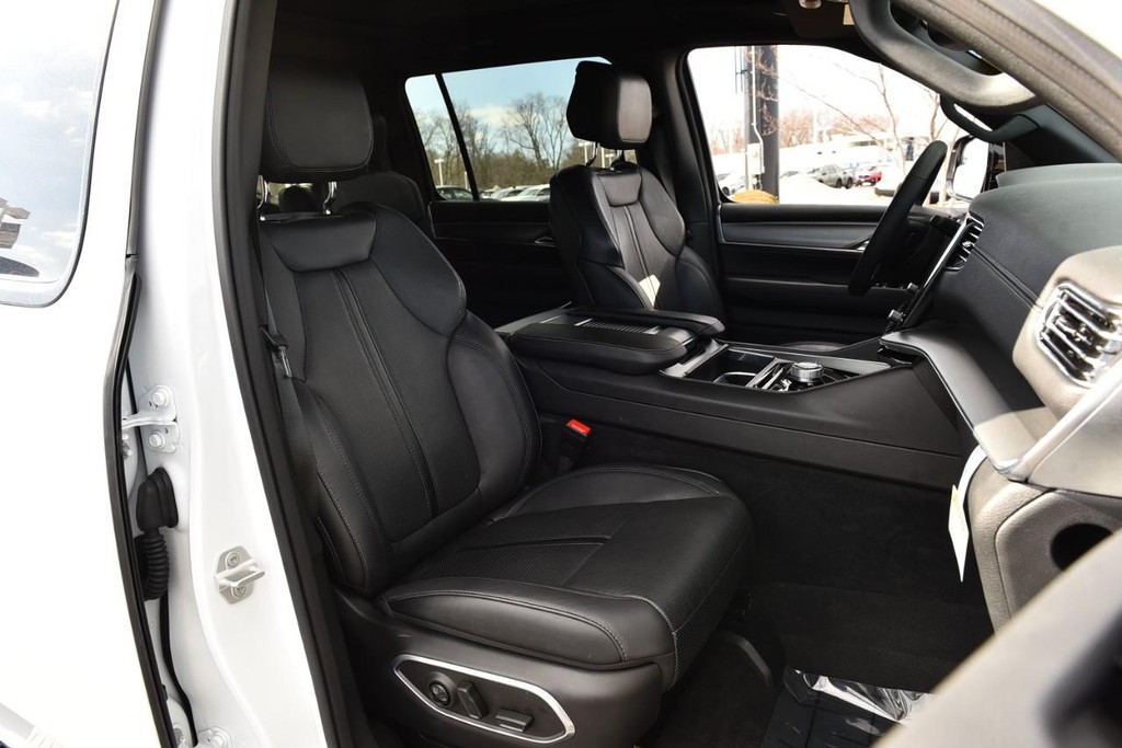 Jeep Wagoneer Vehicle Image 23