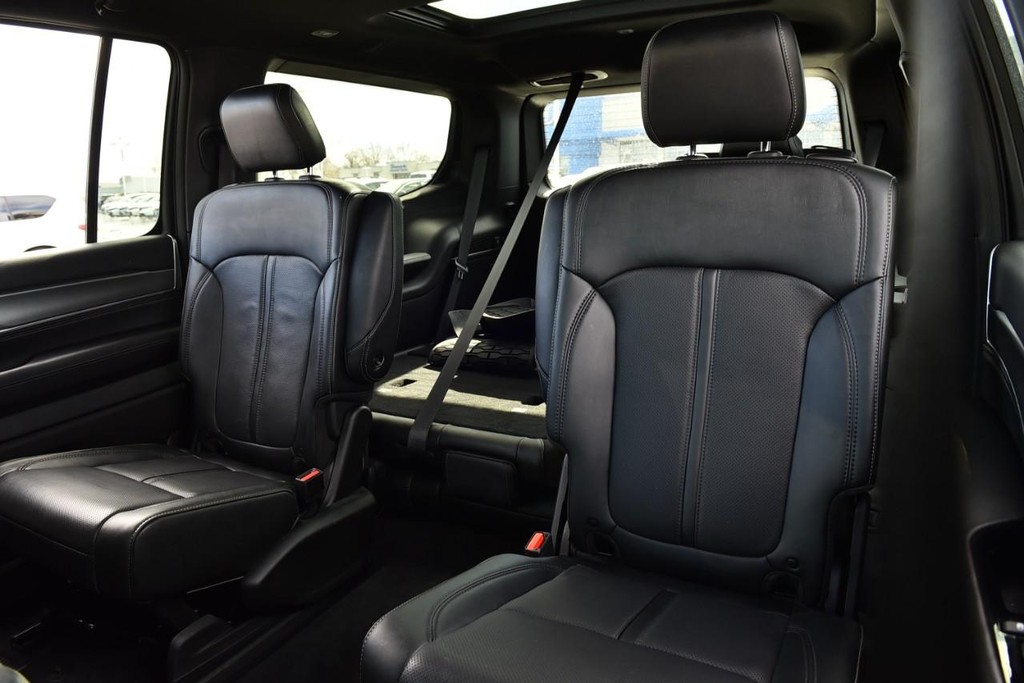 Jeep Wagoneer Vehicle Image 25