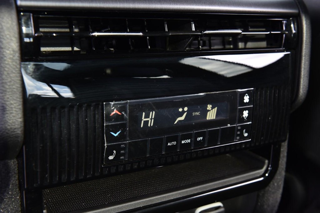 Jeep Wagoneer Vehicle Image 26