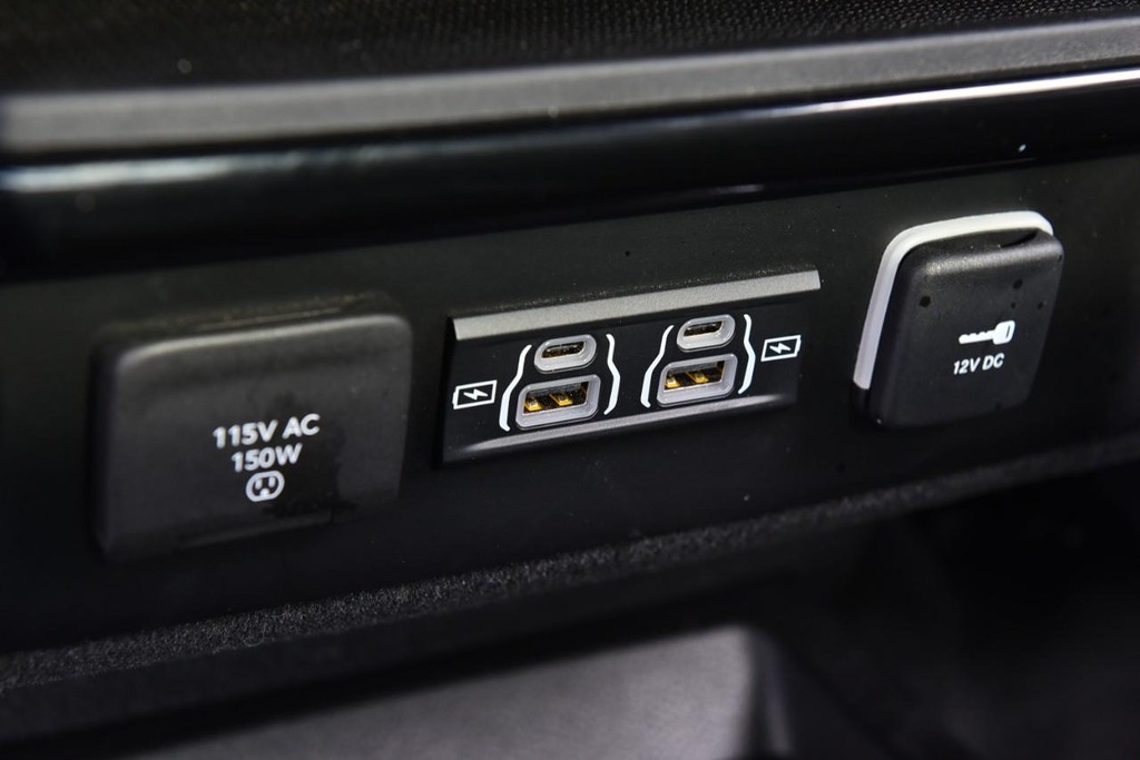 Jeep Wagoneer Vehicle Image 27