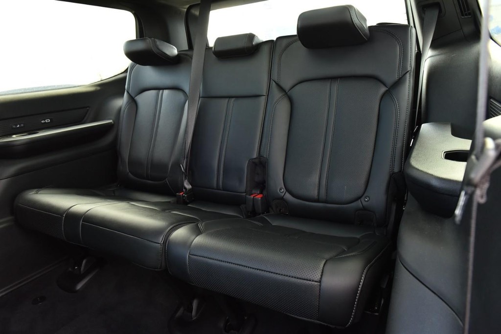 Jeep Wagoneer Vehicle Image 28