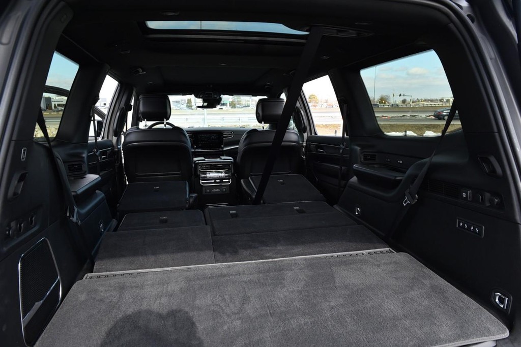 Jeep Wagoneer Vehicle Image 30